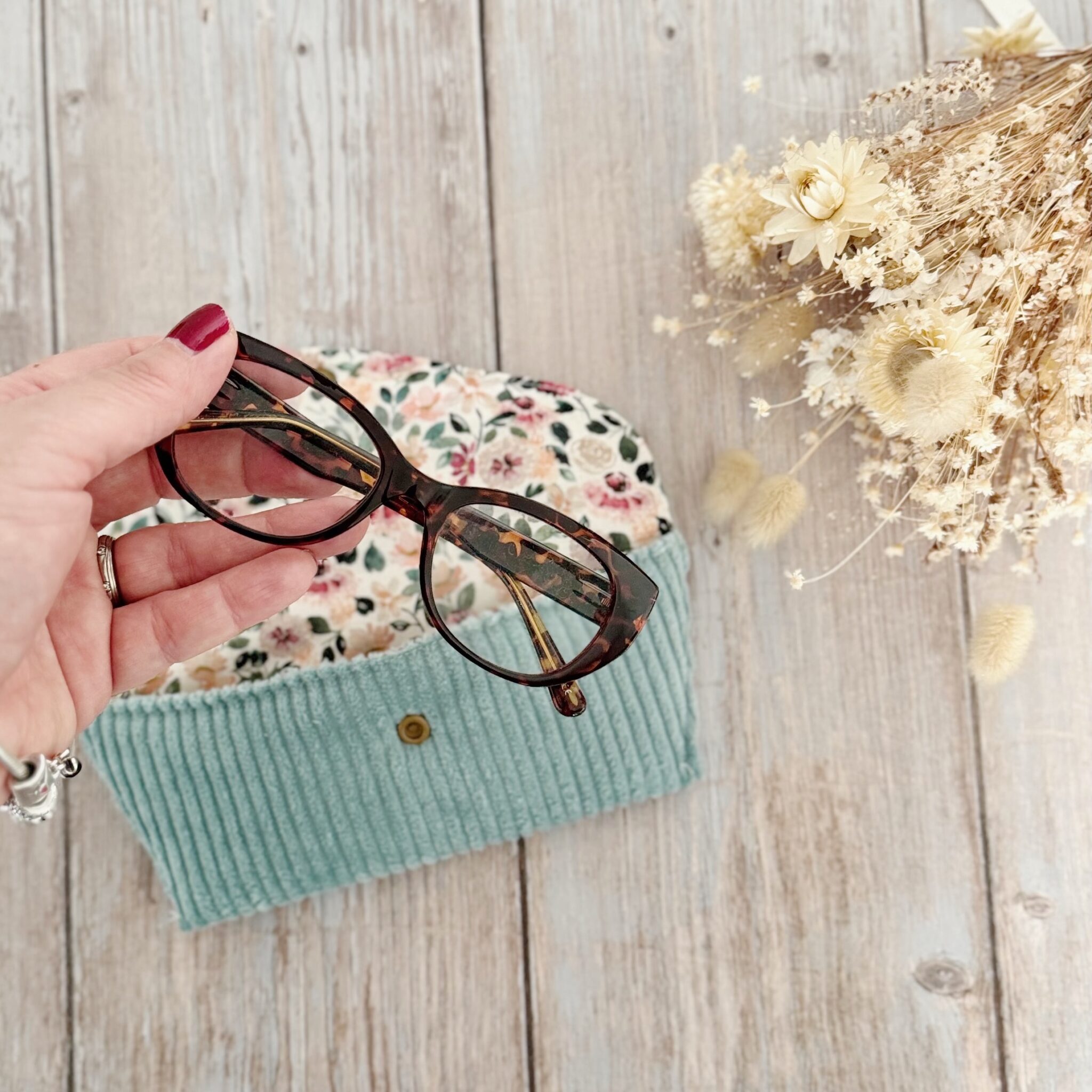 etui lunettes idee cadeau fete des meres velours eucalypts carla