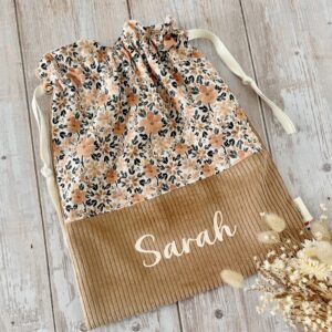 pochon velours rangement affaires bébé creche nounou maternelle cadeau naissance personnalisé